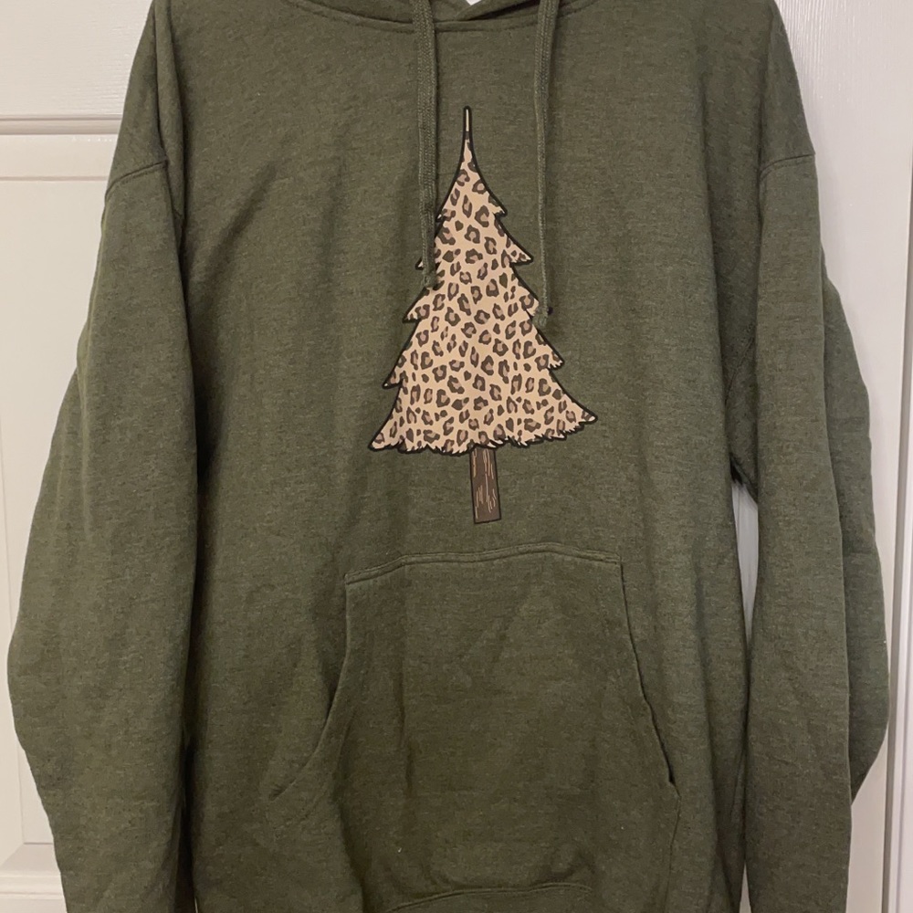 Soft, dark green hoodie with leopard Christmas tree